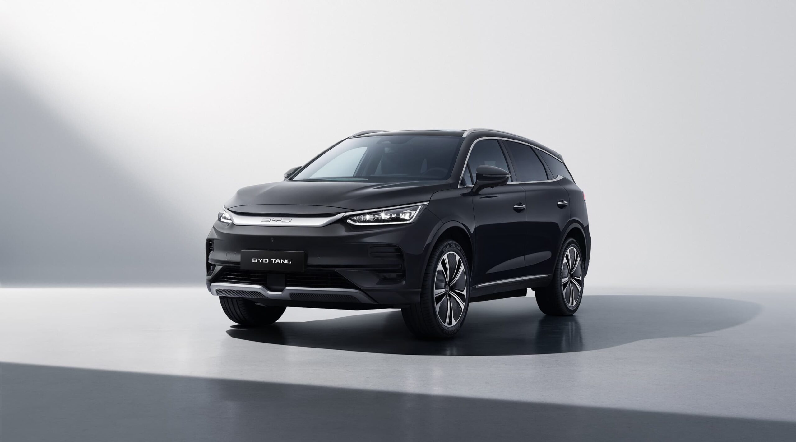 tang2024 exterior 04 black l