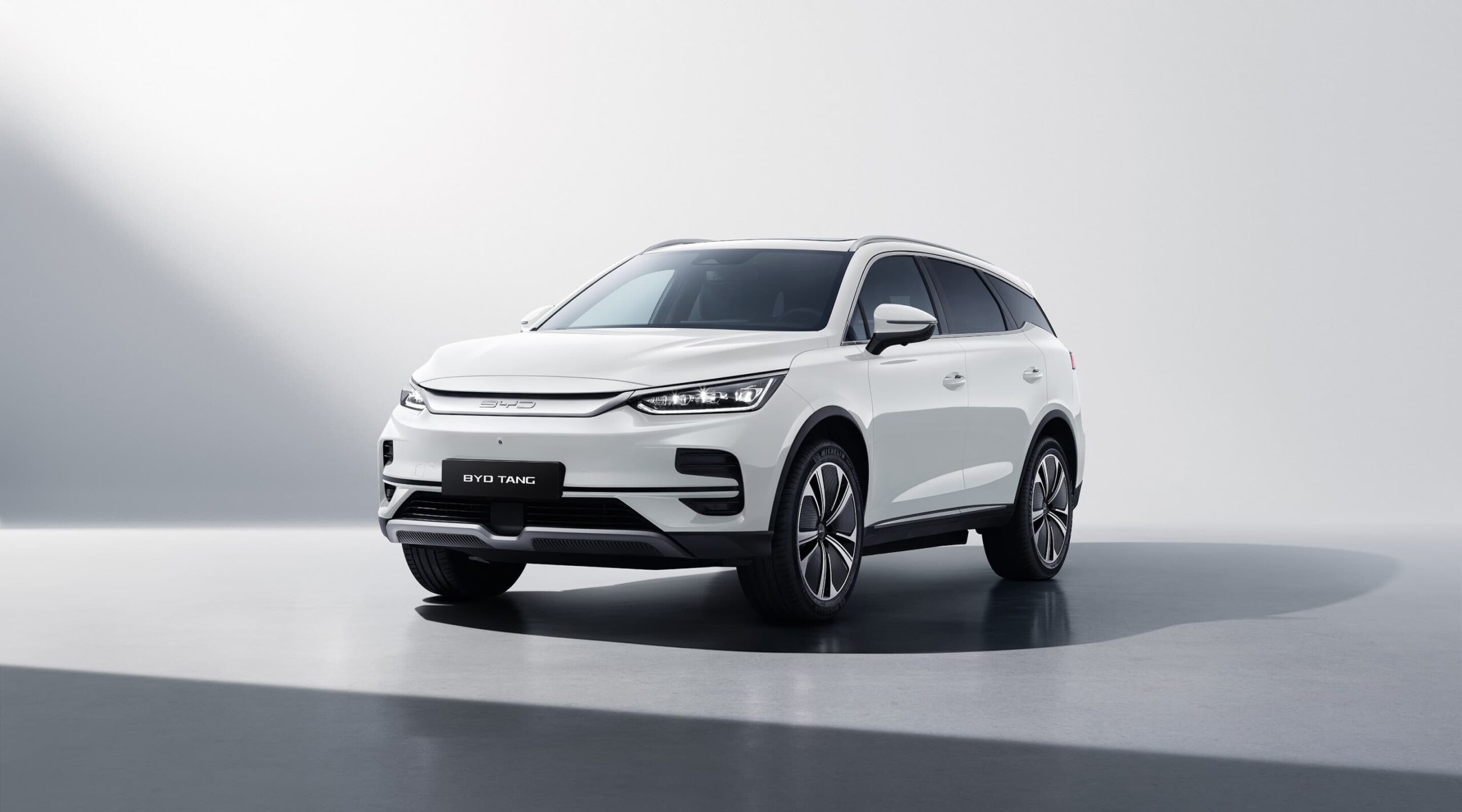 tang2024 exterior 04 white l